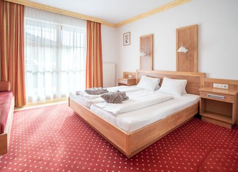 traditionelles Hotelzimmer in Saalbach