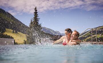 couple in the hotel pool Saalbach