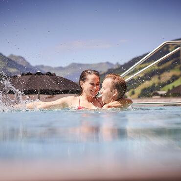 couples in the Saalbach infinity pool