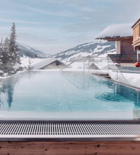 Outdoorpool des Hotel Astrid in winterlicher Atmosphäre