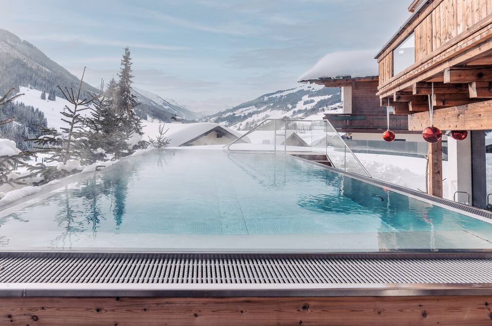 Outdoorpool des Hotel Astrid in winterlicher Atmosphäre