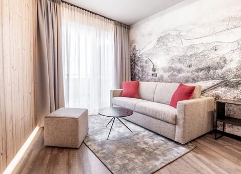Couch im Hotelzimmer in Saalbach